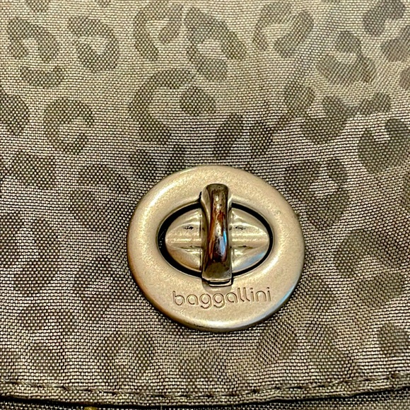 Baggallini Grey Leopard Print Canvas Travel Bag with Adjustable Strap - Picture 2 of 9